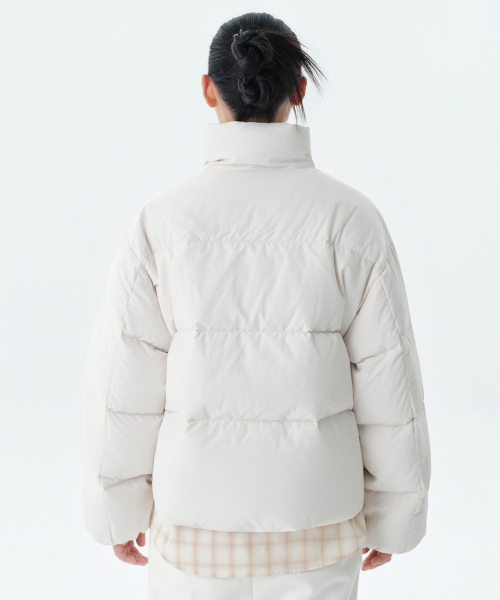 MUSINSA STANDARD WOMAN（ムシンサスタンダードウーマン）の「レディースダウンパフショートパッド入りジャケット[アイボリー]（ダウンジャケット/コート・レディース・その他・SMALL/MEDIUM/LARGE/X-SMALL）」の4枚目の写真