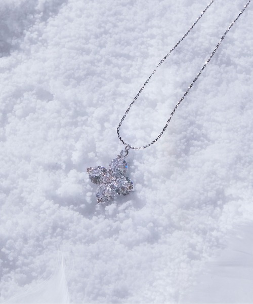 JILL by JILL STUART（ジルバイジルスチュアート）の「【数量限定追加】Cubic 大粒クローバーネックレス　ギフト/プレゼント（ネックレス・レディース・シルバー・FREE）」の2枚目の写真