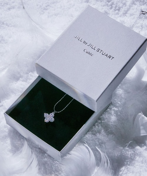 JILL by JILL STUART（ジルバイジルスチュアート）の「【数量限定追加】Cubic 大粒クローバーネックレス　ギフト/プレゼント（ネックレス・レディース・シルバー・FREE）」の3枚目の写真