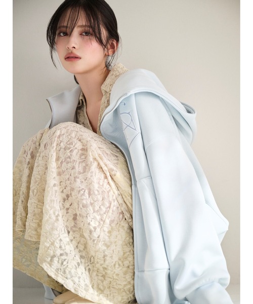 SNIDEL(スナイデル)の「エンブレムボンディングパーカー(パーカー・レディース・ホワイト/グレー/ライトブルー・F)」の5枚目の写真