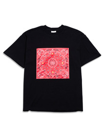 VERSE ONE（バースワン）の「PAISLEY LOGO BANDANA T-SHIRTS BLACK/RED（Tシャツ/カットソー）」