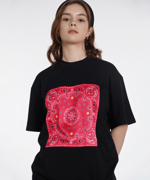 VERSE ONE（バースワン）の「PAISLEY LOGO BANDANA T-SHIRTS BLACK/RED（Tシャツ/カットソー・レディース・その他・LARGE/MEDIUM/SMALL）」の2枚目の写真