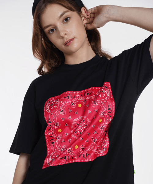 VERSE ONE（バースワン）の「PAISLEY LOGO BANDANA T-SHIRTS BLACK/RED（Tシャツ/カットソー・レディース・その他・LARGE/MEDIUM/SMALL）」の3枚目の写真