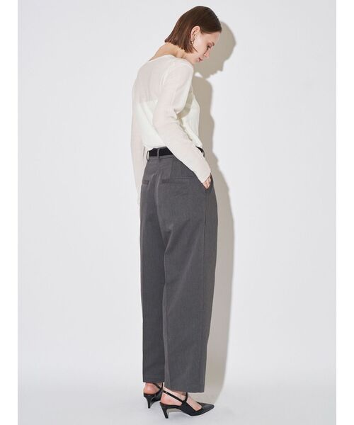 ELENDEEK(エレンディーク)の「チノタックドパンツ(その他パンツ・レディース・グレー/アイボリー/ベージュ・01/02)」の14枚目の写真