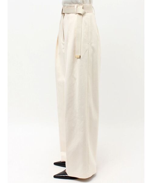 ELENDEEK(エレンディーク)の「チノタックドパンツ(その他パンツ・レディース・グレー/アイボリー/ベージュ・01/02)」の22枚目の写真