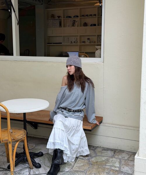 ALKI ALKA(アルキアルカ)の「Star Off-shoulder Sweatshirt (Gray)(スウェット・レディース・ライトグレー・FREE)」の5枚目の写真