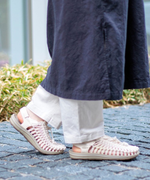 KEEN（キーン）の「[KEEN] UNEEK ユニーク (womens)（サンダル・レディース・ホワイト/ブラック/ライトベージュ・60/65/70/75）」の2枚目の写真