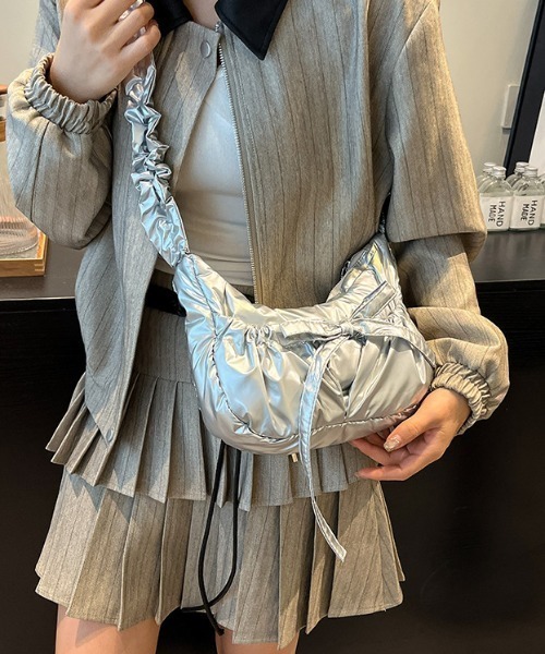 tolene(トレネ)の「ギャザーハンドル くしゅくしゅ リボン ショルダーバッグ(ショルダーバッグ・レディース・シルバー/ブラック・FREE)」の1枚目の写真