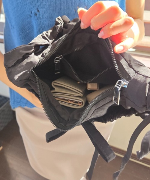 tolene(トレネ)の「ギャザーハンドル くしゅくしゅ リボン ショルダーバッグ(ショルダーバッグ・レディース・シルバー/ブラック・FREE)」の8枚目の写真