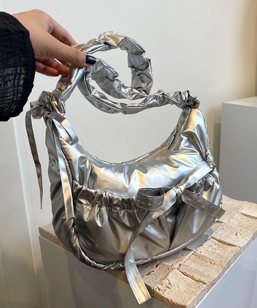 tolene(トレネ)の「ギャザーハンドル くしゅくしゅ リボン ショルダーバッグ(ショルダーバッグ・レディース・シルバー/ブラック・FREE)」の22枚目の写真