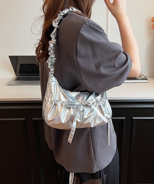 tolene(トレネ)の「ギャザーハンドル くしゅくしゅ リボン ショルダーバッグ(ショルダーバッグ・レディース・シルバー/ブラック・FREE)」の20枚目の写真