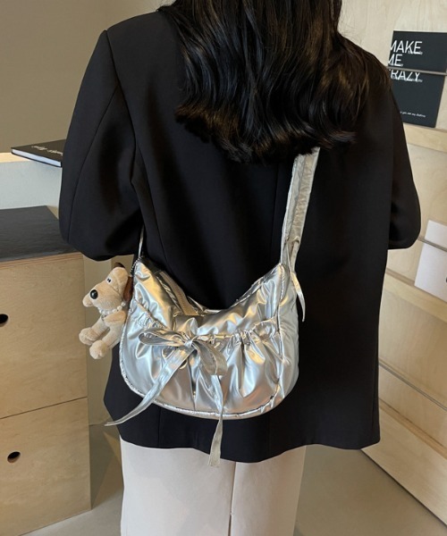 tolene(トレネ)の「ギャザーハンドル くしゅくしゅ リボン ショルダーバッグ(ショルダーバッグ・レディース・シルバー/ブラック・FREE)」の14枚目の写真