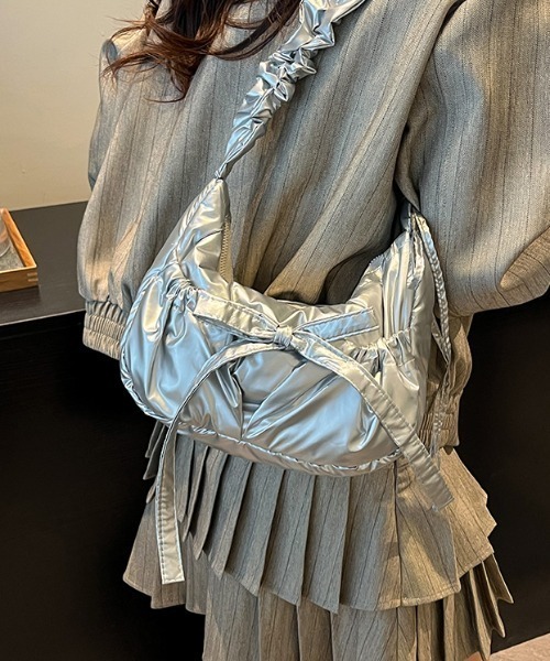 tolene(トレネ)の「ギャザーハンドル くしゅくしゅ リボン ショルダーバッグ(ショルダーバッグ・レディース・シルバー/ブラック・FREE)」の12枚目の写真