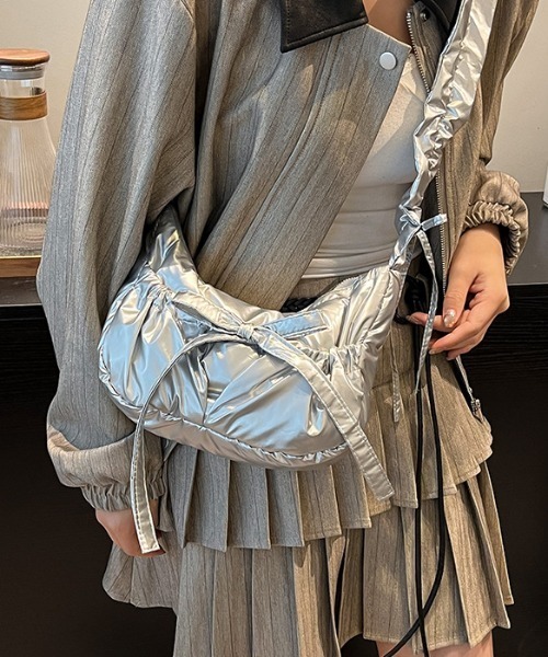 tolene(トレネ)の「ギャザーハンドル くしゅくしゅ リボン ショルダーバッグ(ショルダーバッグ・レディース・シルバー/ブラック・FREE)」の9枚目の写真