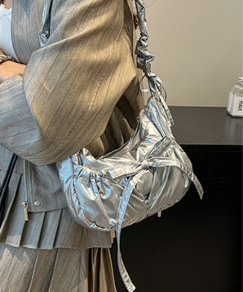 tolene(トレネ)の「ギャザーハンドル くしゅくしゅ リボン ショルダーバッグ(ショルダーバッグ・レディース・シルバー/ブラック・FREE)」の10枚目の写真