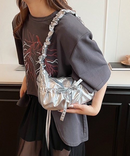 tolene(トレネ)の「ギャザーハンドル くしゅくしゅ リボン ショルダーバッグ(ショルダーバッグ・レディース・シルバー/ブラック・FREE)」の17枚目の写真