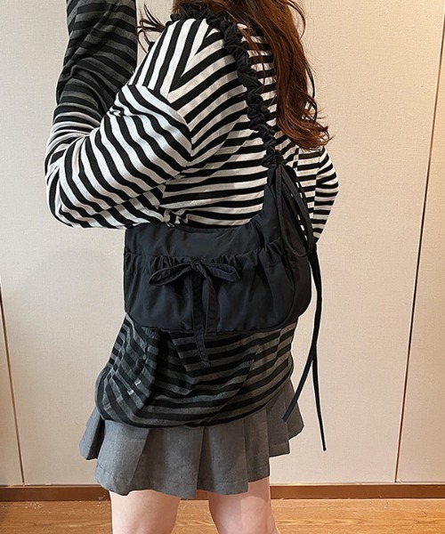 tolene(トレネ)の「ギャザーハンドル くしゅくしゅ リボン ショルダーバッグ(ショルダーバッグ・レディース・シルバー/ブラック・FREE)」の6枚目の写真