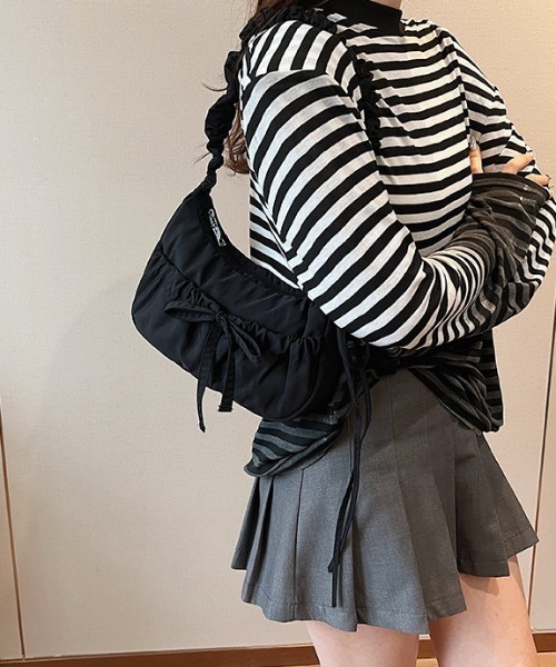 tolene(トレネ)の「ギャザーハンドル くしゅくしゅ リボン ショルダーバッグ(ショルダーバッグ・レディース・シルバー/ブラック・FREE)」の7枚目の写真