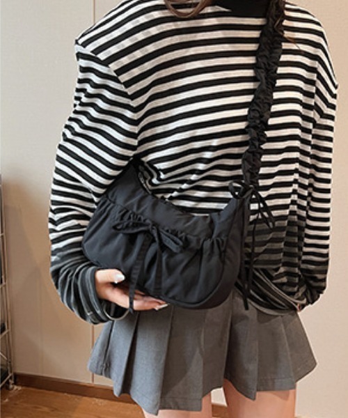 tolene(トレネ)の「ギャザーハンドル くしゅくしゅ リボン ショルダーバッグ(ショルダーバッグ・レディース・シルバー/ブラック・FREE)」の4枚目の写真