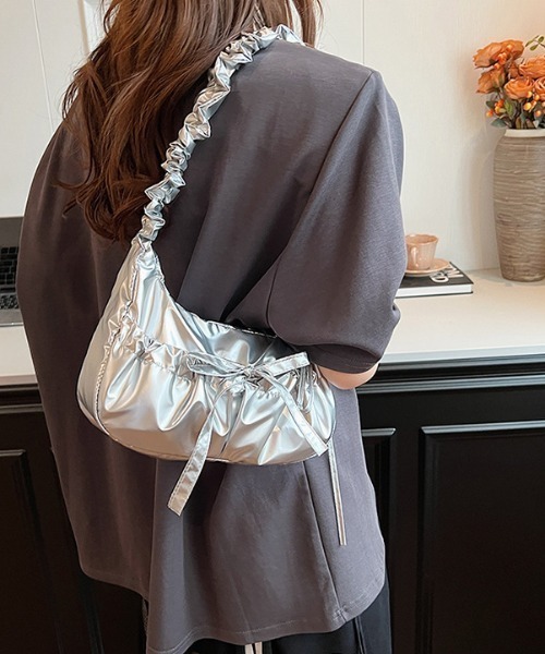 tolene(トレネ)の「ギャザーハンドル くしゅくしゅ リボン ショルダーバッグ(ショルダーバッグ・レディース・シルバー/ブラック・FREE)」の19枚目の写真