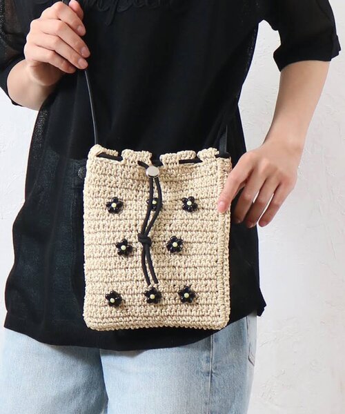 DISCOAT（ディスコート）の「雑材フラワービーズ巾着ショルダーバッグ（かごバッグ・レディース・アイボリー/ブラック/ベージュ・FREE）」の2枚目の写真