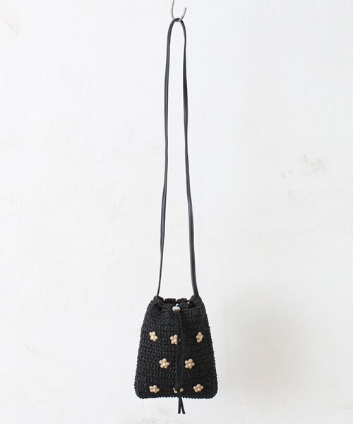 DISCOAT（ディスコート）の「雑材フラワービーズ巾着ショルダーバッグ（かごバッグ・レディース・アイボリー/ブラック/ベージュ・FREE）」の4枚目の写真