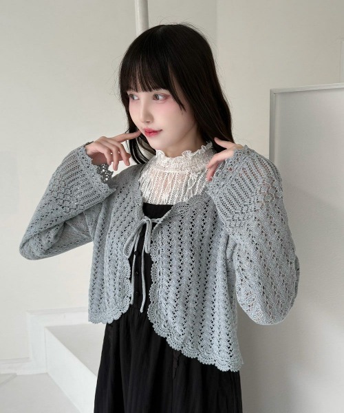 an another angelus（アンアナザーアンジェラス）の「クロシェスカラップ透かし編みニットボレロ（カーディガン/ボレロ・レディース・オフホワイト/ブラック/ライトブルー・FREE）」の3枚目の写真