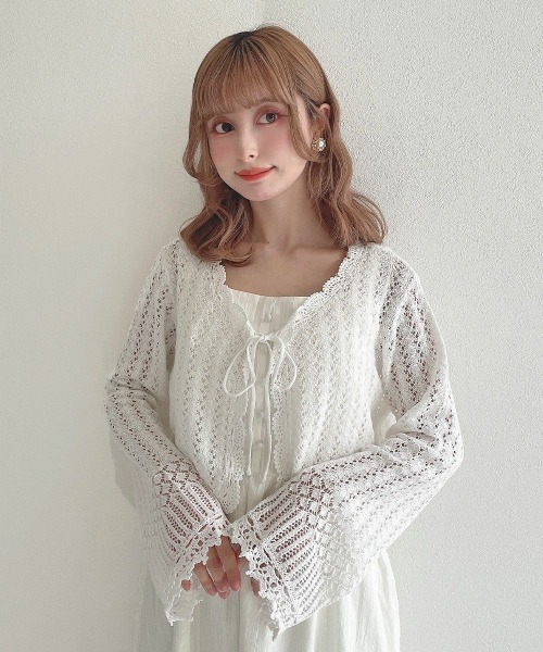 an another angelus（アンアナザーアンジェラス）の「クロシェスカラップ透かし編みニットボレロ（カーディガン/ボレロ・レディース・オフホワイト/ブラック/ライトブルー・FREE）」の7枚目の写真