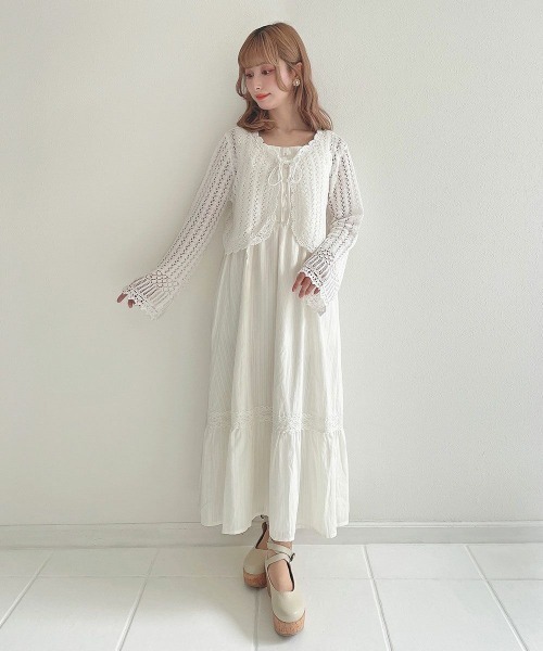 an another angelus（アンアナザーアンジェラス）の「クロシェスカラップ透かし編みニットボレロ（カーディガン/ボレロ・レディース・オフホワイト/ブラック/ライトブルー・FREE）」の8枚目の写真