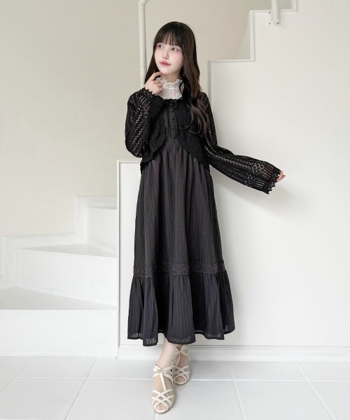 an another angelus（アンアナザーアンジェラス）の「クロシェスカラップ透かし編みニットボレロ（カーディガン/ボレロ・レディース・オフホワイト/ブラック/ライトブルー・FREE）」の16枚目の写真