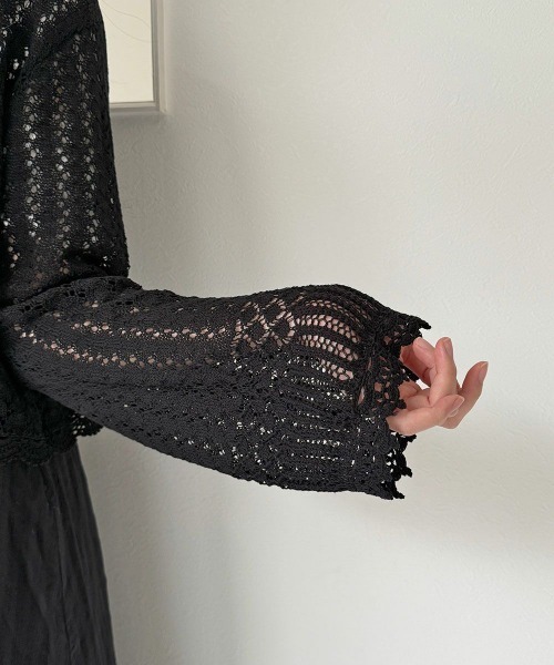 an another angelus（アンアナザーアンジェラス）の「クロシェスカラップ透かし編みニットボレロ（カーディガン/ボレロ・レディース・オフホワイト/ブラック/ライトブルー・FREE）」の18枚目の写真