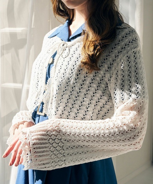 an another angelus（アンアナザーアンジェラス）の「クロシェスカラップ透かし編みニットボレロ（カーディガン/ボレロ・レディース・オフホワイト/ブラック/ライトブルー・FREE）」の5枚目の写真