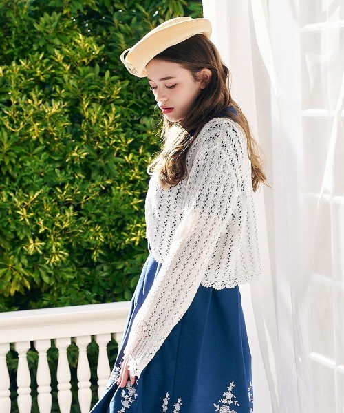 an another angelus（アンアナザーアンジェラス）の「クロシェスカラップ透かし編みニットボレロ（カーディガン/ボレロ・レディース・オフホワイト/ブラック/ライトブルー・FREE）」の4枚目の写真