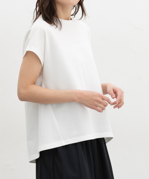Honeys(ハニーズ)の「【ハニさら・接触冷感・UVカット・遮熱】後切替フレンチ袖Tシャツ(Tシャツ/カットソー・レディース・グレイッシュベージュ/ブラック/オフホワイト/レッド/ダークブルー・L/LL/M)」の2枚目の写真