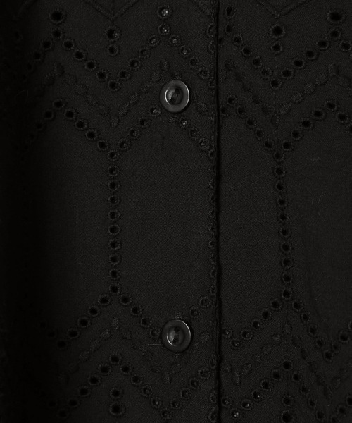 LEPSIM(レプシィム)の「総刺繍シャツSS 659260(シャツ/ブラウス・レディース・ナチュラル/ブラック・FREE)」の3枚目の写真