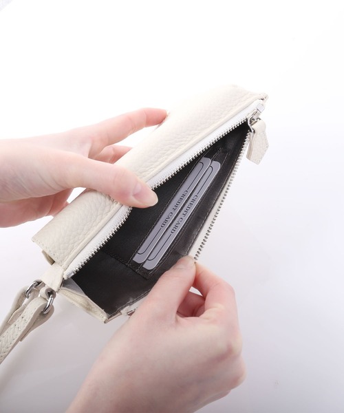 mieno（ミエノ）の「[mieno] 牛革 マホショルダー スマホポーチ（ショルダーバッグ・レディース・グレイッシュベージュ/ブラック/ウッド/レッド/キャメル/ブルー/アイボリー・FREE）」の10枚目の写真