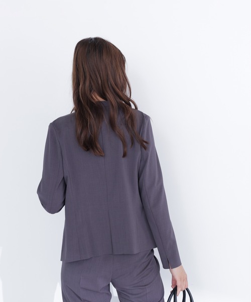 NATURAL BEAUTY BASIC(ナチュラルビューティーベーシック)の「サマードライタッチ SETUP ノーカラージャケット(ノーカラージャケット・レディース・チャコールグレー/ベージュ/ブラウン・MEDIUM/SMALL)」の8枚目の写真