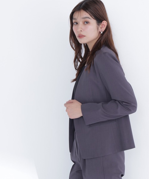 NATURAL BEAUTY BASIC(ナチュラルビューティーベーシック)の「サマードライタッチ SETUP ノーカラージャケット(ノーカラージャケット・レディース・チャコールグレー/ベージュ/ブラウン・MEDIUM/SMALL)」の4枚目の写真