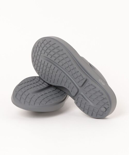 abahouse mavie（アバハウスマヴィ）の「OOFOS　OOriginaｌ_Slate/Black（その他シューズ・レディース・グレー/ブラック・22/23/24）」の4枚目の写真