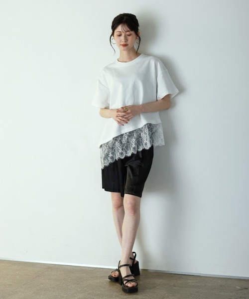 shetila(シェティラ)の「甘すぎない、大人の裾レースアシンメトリー半袖Tシャツ(Tシャツ/カットソー・レディース・ホワイト/ブラック・M)」の6枚目の写真