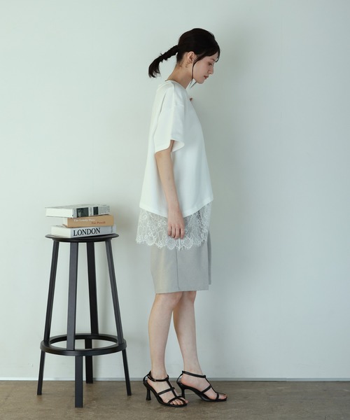 shetila(シェティラ)の「甘すぎない、大人の裾レースアシンメトリー半袖Tシャツ(Tシャツ/カットソー・レディース・ホワイト/ブラック・M)」の11枚目の写真