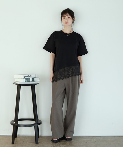 shetila(シェティラ)の「甘すぎない、大人の裾レースアシンメトリー半袖Tシャツ(Tシャツ/カットソー・レディース・ホワイト/ブラック・M)」の5枚目の写真
