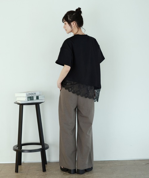 shetila(シェティラ)の「甘すぎない、大人の裾レースアシンメトリー半袖Tシャツ(Tシャツ/カットソー・レディース・ホワイト/ブラック・M)」の4枚目の写真