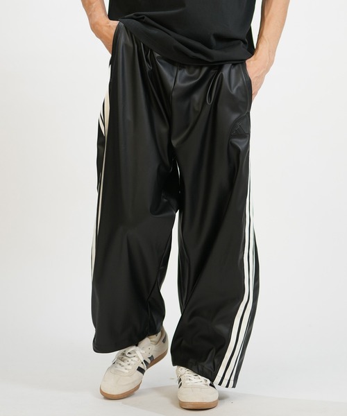 adidas(アディダス)の「adidas/アディダス ジャージ トラックパンツ レザー風 スタジアム オーバーサイズフィット フェイクレザー フルレングス オープンヘム パンツ セットアップ対応 KA143(その他パンツ・メンズ・ブラック×ブラック/ブラック×ホワイト・XL/L/M)」の4枚目の写真