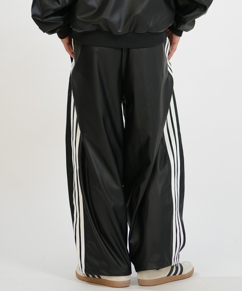 adidas(アディダス)の「adidas/アディダス ジャージ トラックパンツ レザー風 スタジアム オーバーサイズフィット フェイクレザー フルレングス オープンヘム パンツ セットアップ対応 KA143(その他パンツ・メンズ・ブラック×ブラック/ブラック×ホワイト・XL/L/M)」の5枚目の写真