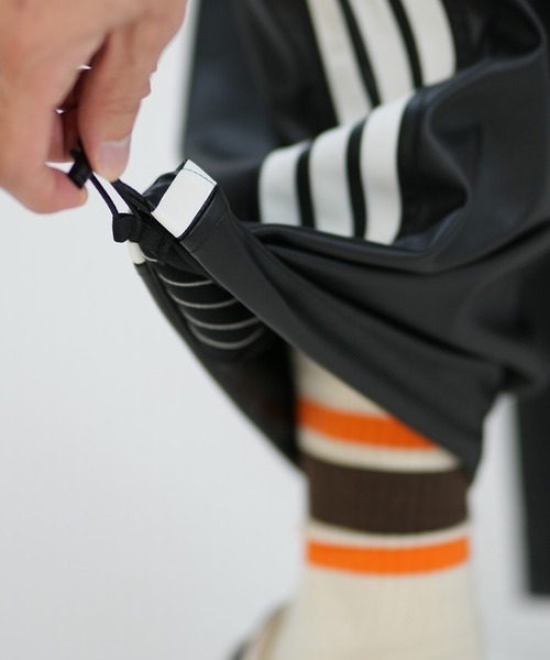 adidas(アディダス)の「adidas/アディダス ジャージ トラックパンツ レザー風 スタジアム オーバーサイズフィット フェイクレザー フルレングス オープンヘム パンツ セットアップ対応 KA143(その他パンツ・メンズ・ブラック×ブラック/ブラック×ホワイト・XL/L/M)」の18枚目の写真