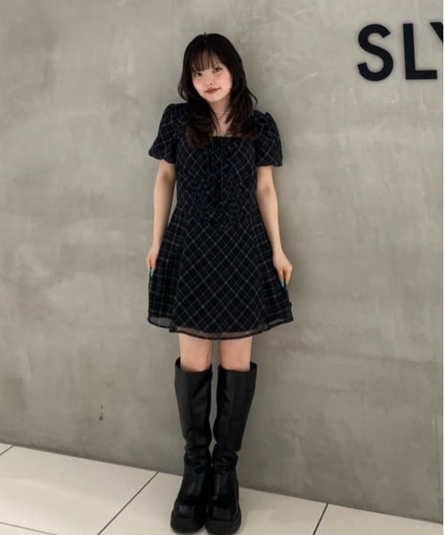 SLY(スライ)の「【SNSで話題!】FRONT BUTTON TUCKED MINI DRESS フロントボタンタックミニドレス 春服 夏服(ワンピース・レディース・ブラック系その他2/ブラウン系その他2/ネイビー系・1/2)」の21枚目の写真