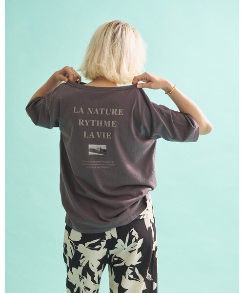 Rouge vif Anna(ルージュヴィフアンナ)の「ボートネックロゴTシャツ(Tシャツ/カットソー・レディース・チャコールグレー/ライトグレー・フリー)」の8枚目の写真