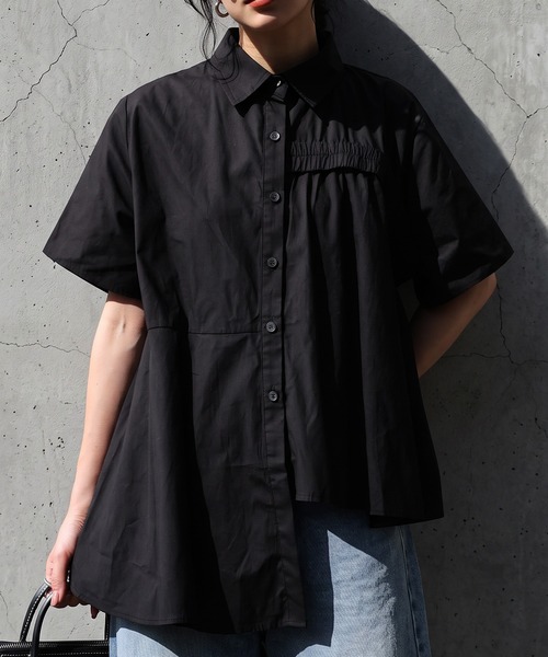 antiqua(アンティカ)の「綿100 アシンメトリー シャーリング フレア シャツ(シャツ/ブラウス・レディース・ホワイト/ブラック・ONESIZE)」の2枚目の写真