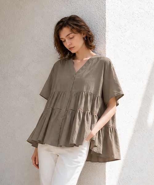 Brown&Street(ブラウンアンドストリート)の「コットンティアードブラウス(シャツ/ブラウス・レディース・ホワイト/ライトカーキ/ブラック・FREE)」の6枚目の写真